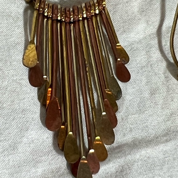 Gold tone dangle earrings - Picture 3 of 4